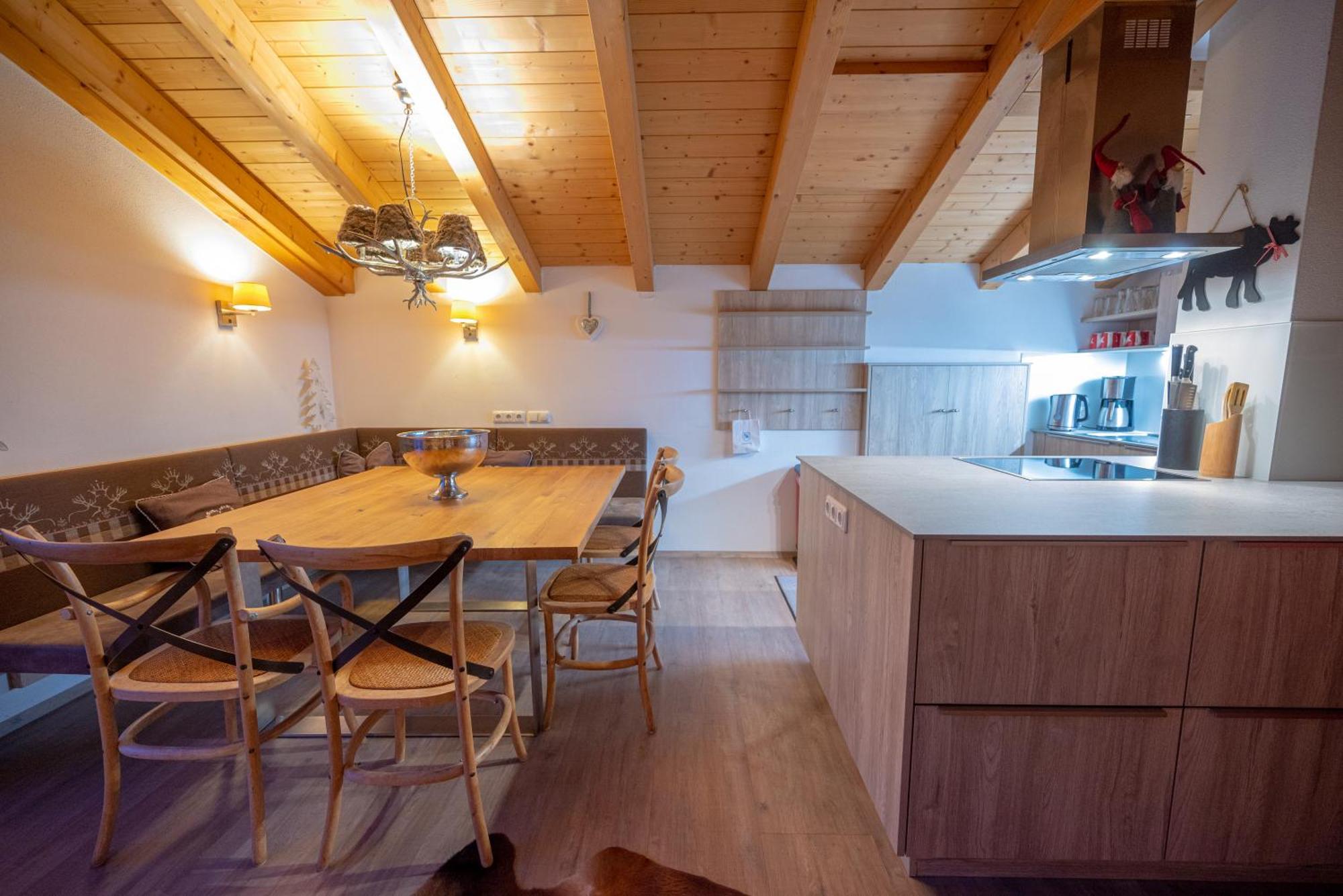 All Seasons Lodge By All In One Apartments คาพรูน ภายนอก รูปภาพ
