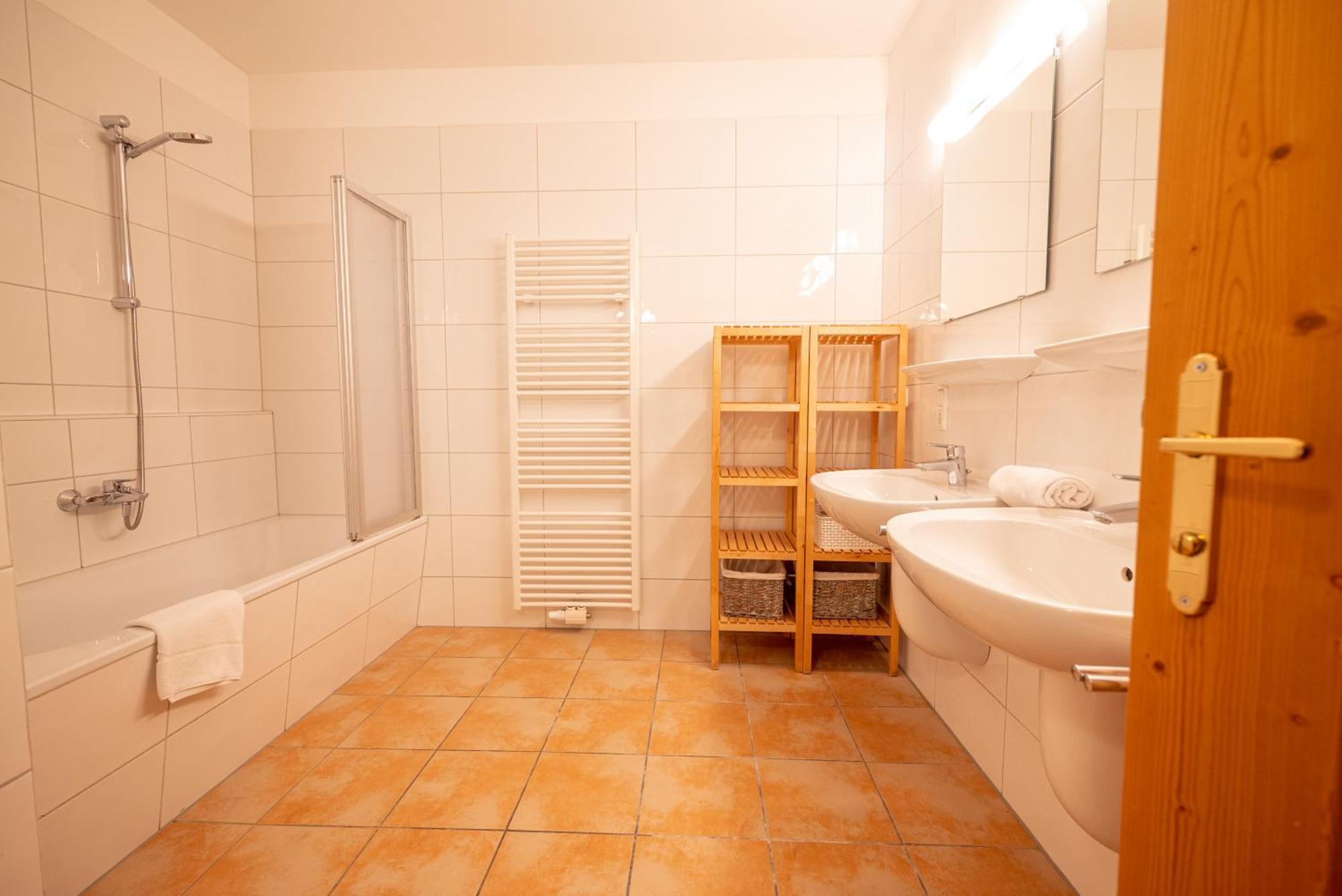 All Seasons Lodge By All In One Apartments คาพรูน ภายนอก รูปภาพ