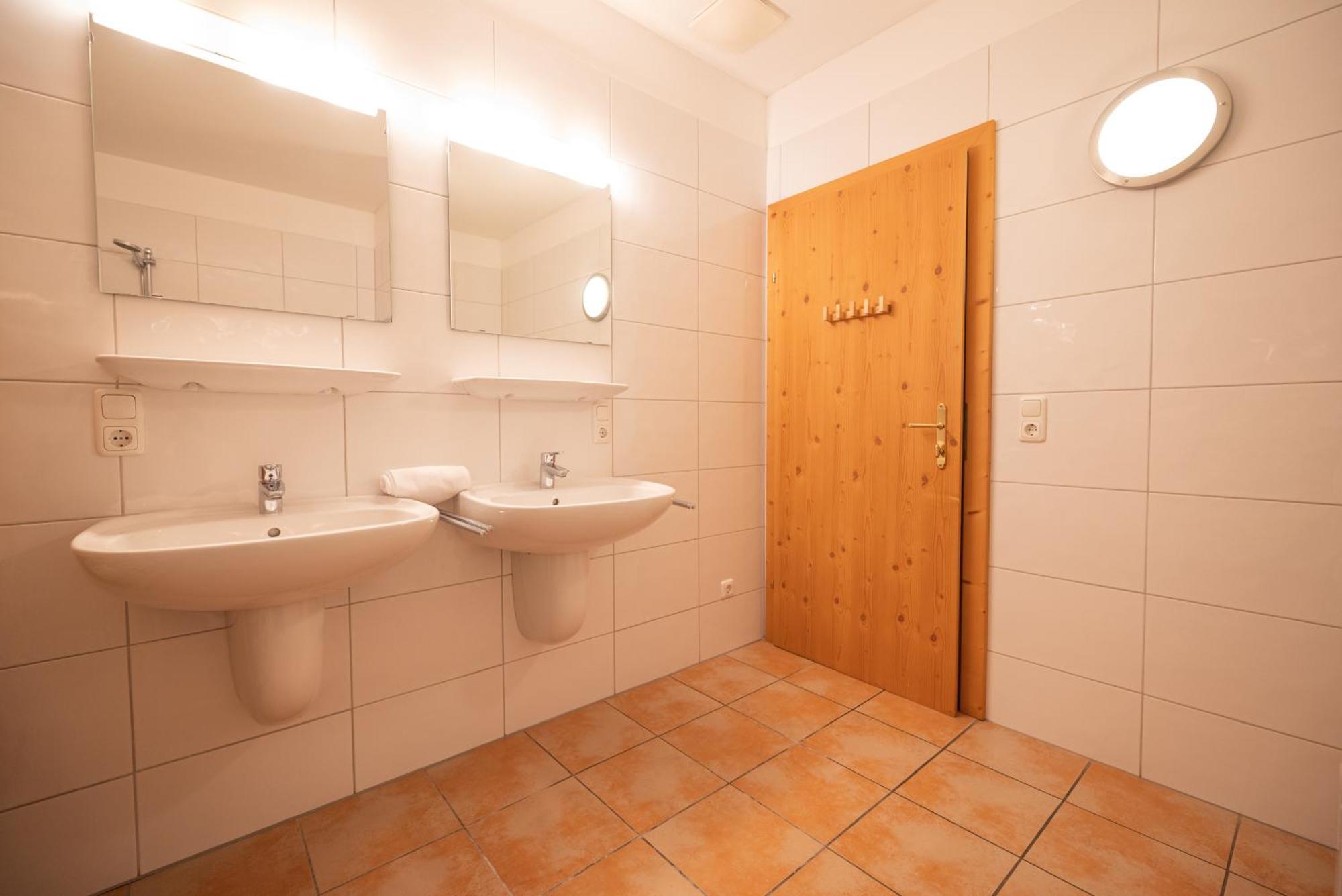 All Seasons Lodge By All In One Apartments คาพรูน ภายนอก รูปภาพ